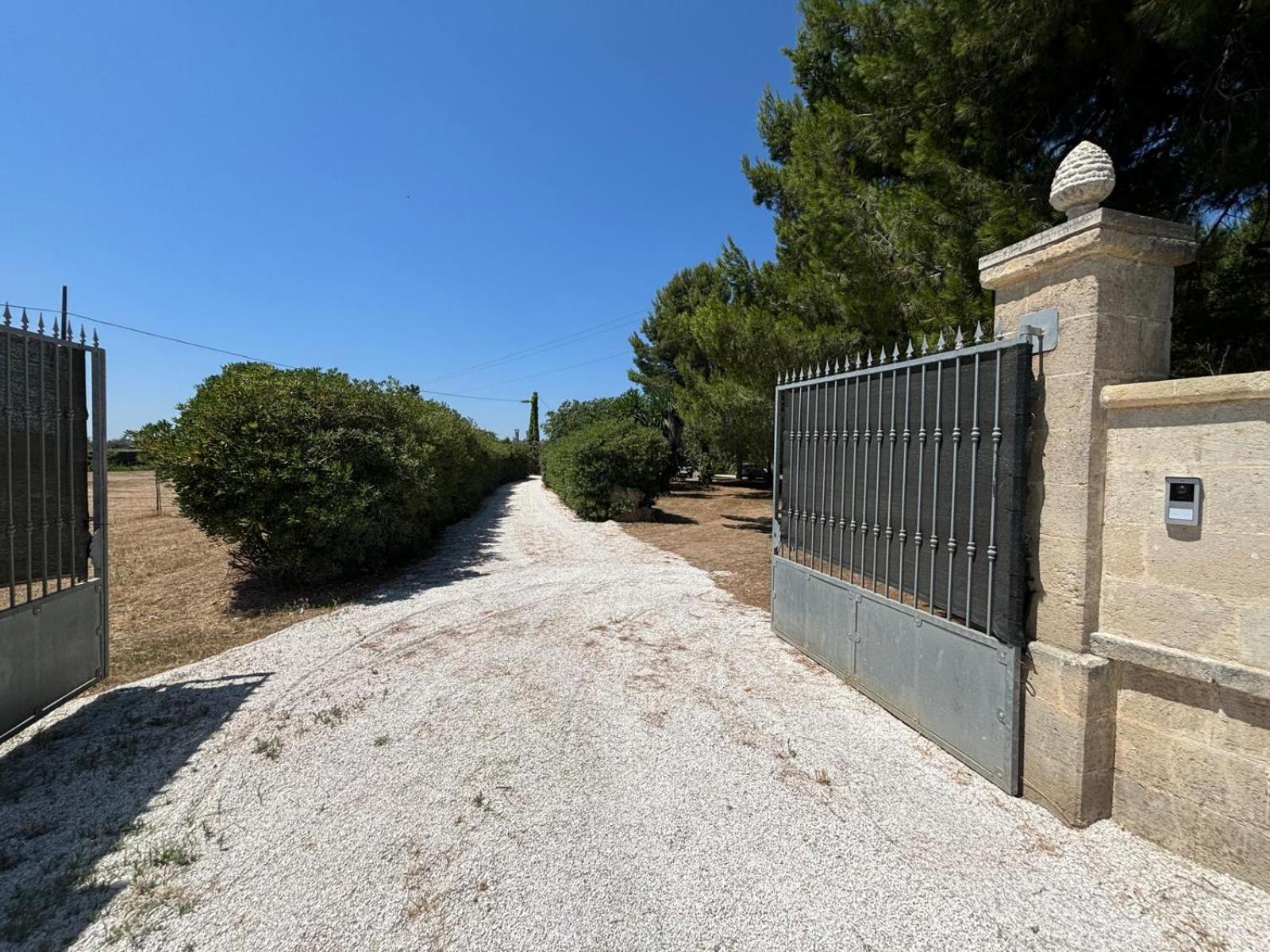 Tenuta Pizzi San Pietro Vernotico Exterior photo